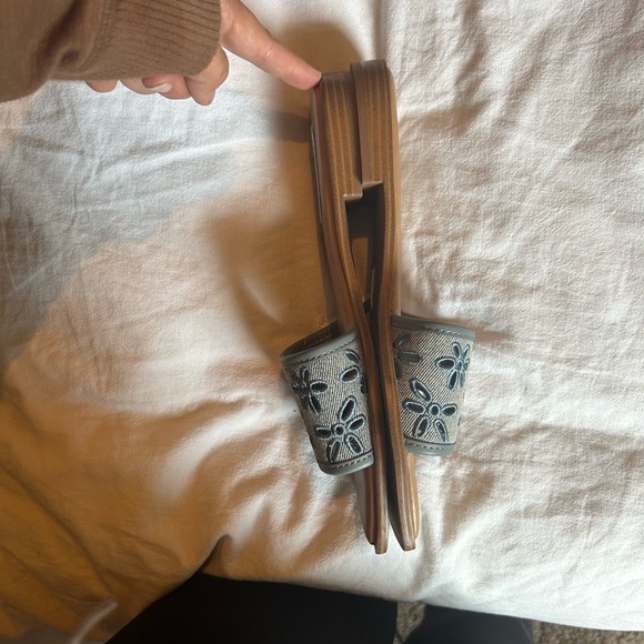 NWOT STEVE MADDEN NOLITTA EMBROIDERED EYELET SLIDE SANDAL IN DENIM SIZE 9 - Picture 2 of 4